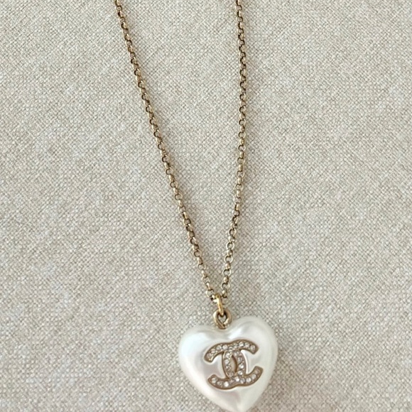 Authentic Chanel White/Gold Tone Pearl Heart Shaped Drop Necklace - Picture 5 of 8